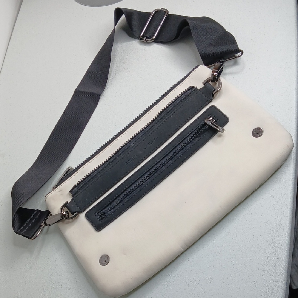 Athleta - Caraa X - Neoprene Waist/Crossbody - Cream & Black